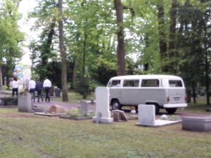 rouwauto grijs wit Volkswagen busje