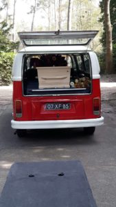rouwvervoer rode volkswagen bus